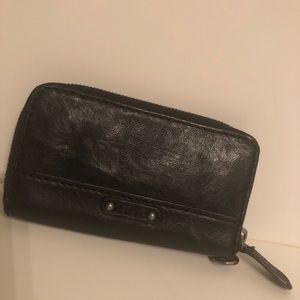 Frye Women’s Zipper Wallet (Black Leather)